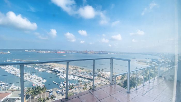 For Sale: Esplanade Apartment with 3 Bedrooms, Terrace, Jacuzzi, and Prime Location.