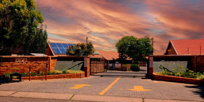 Townhouse for Sale in Die Hoewes: Private Garden, Open-plan Living, No Loadshedding.