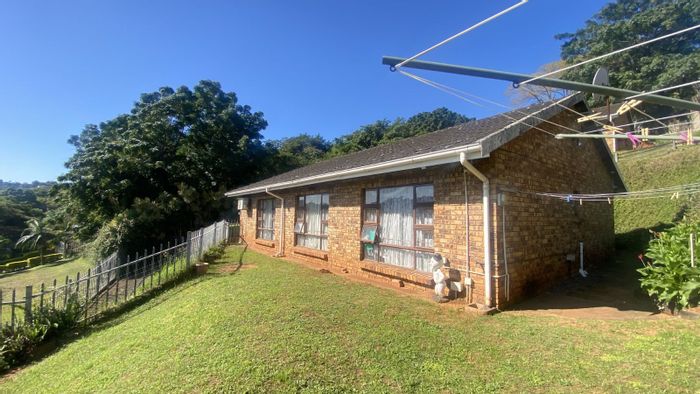 3-Bedroom Townhouse For Sale in Amanzimtoti with garage, garden, and secure complex.