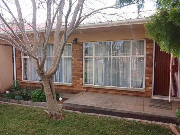 For Sale: 2 Bedroom Townhouse in Songloed with Garage and Living Area.