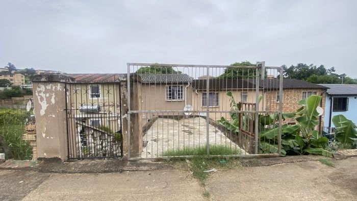 For Sale: Rydalvale House with 3 Bedrooms, Air-Conditioning, and Spacious Backyard.