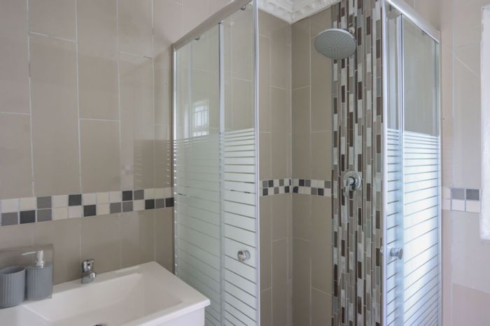 For Sale: Lenham House with 2 Bedrooms, Renovated Kitchen, Secure Parking, Spacious Yard.