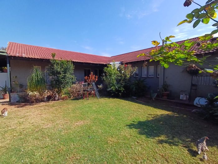 3 Bedroom house with flat for sale in Stilfontein Ext 4, ideal for rental income.