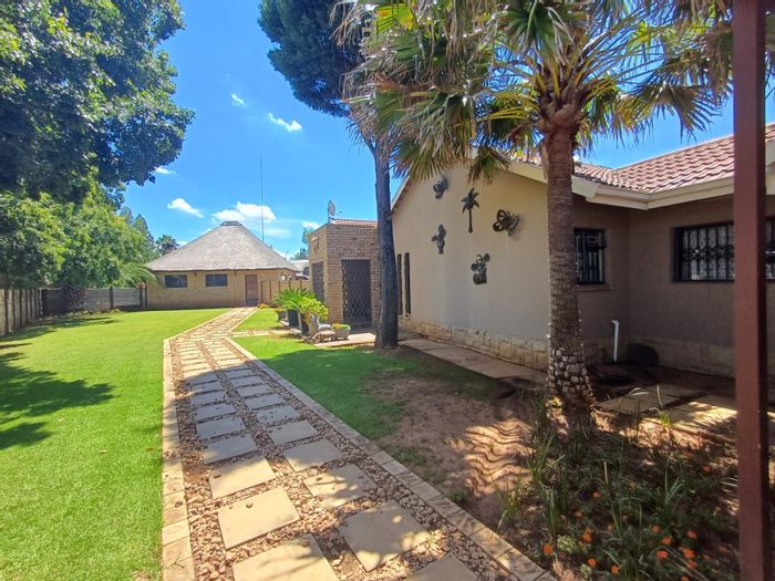 5 Bedroom House For Sale in Stilfontein Ext 4 with Pool and Lapa.