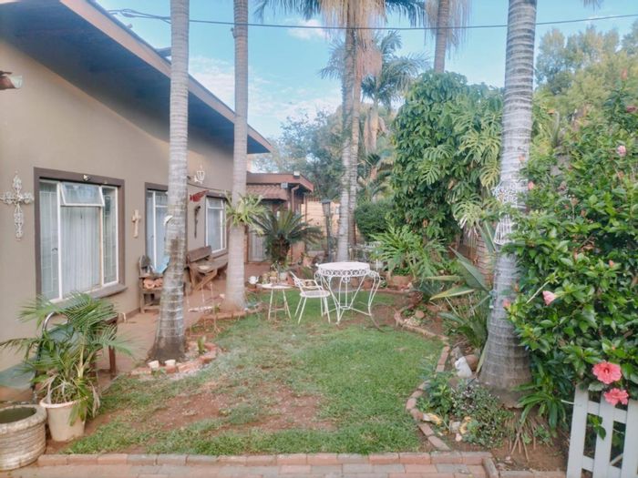 Danville House For Sale: 3 Bedrooms, Pool, Braai Area, Double Garage, Lapa.