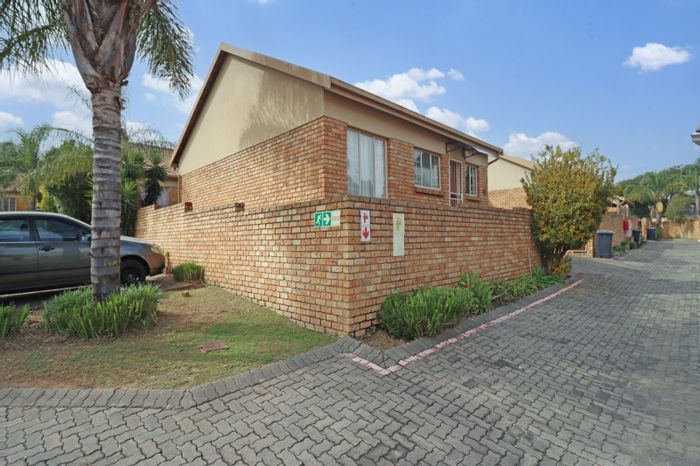 Amberfield Townhouse For Sale: 2 beds, private garden, estate living, secure access.