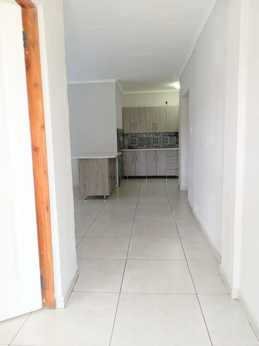 For Sale: Townhouse in Florida with 3 Bedrooms, Secure Complex, Close to Amenities.