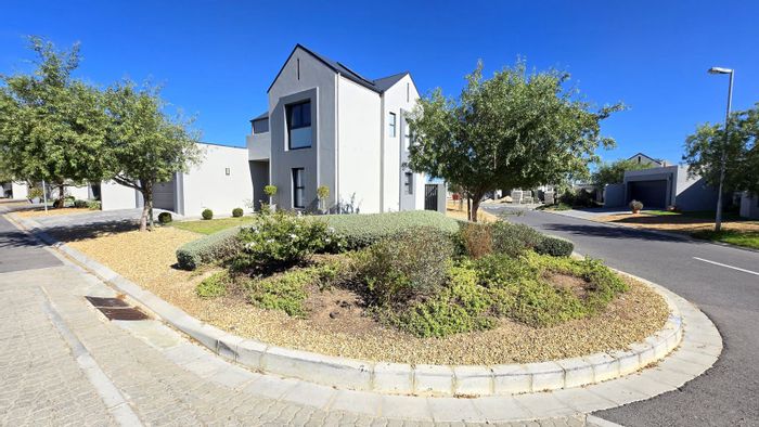 House To Rent in Aan De Wijnlanden: 3 beds, pool, office, garage access.