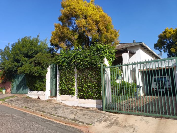 Traditional Brixton house for sale with cottage, garden, and secure parking.