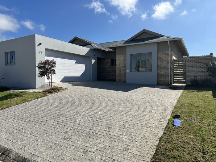 For Sale: House in Mooikloof Country Estate with 3 beds, inverter, private garden.