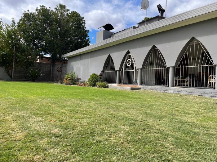 Welgelegen House For Sale: 3 bedrooms, flatlet, pool, entertainment area, solar geyser.