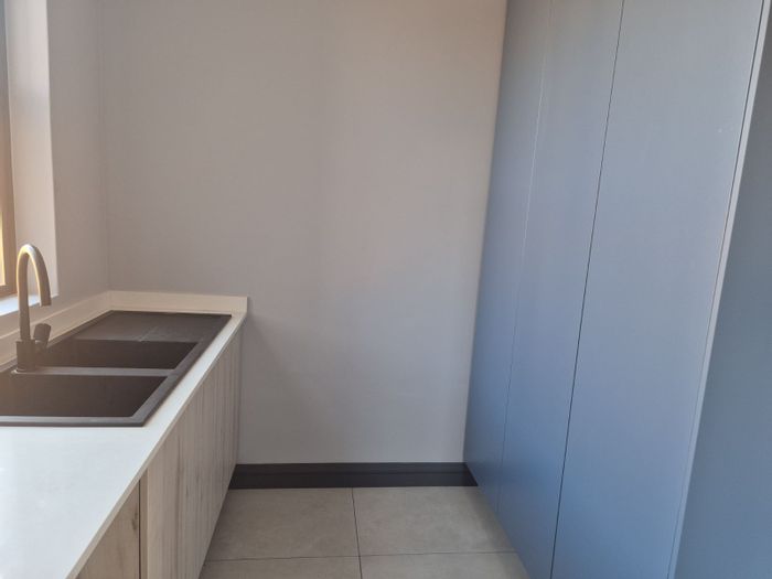 For Sale: Fountainbrook Estate House with pool, guest suite, and double garage.