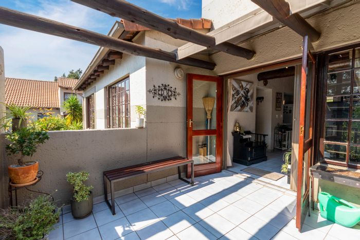 For Sale: 2-Bedroom Apartment in Paulshof with Loft, Patio, and Pool Access.