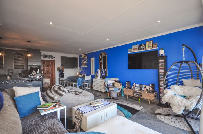 La Montagne Apartment For Sale: 2 beds, backup electricity, spacious living areas.