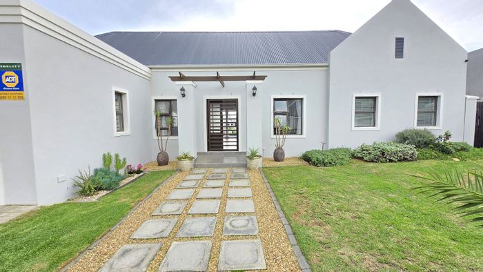 Admirals Park House For Sale: 3 beds, pool, double garage, near amenities.