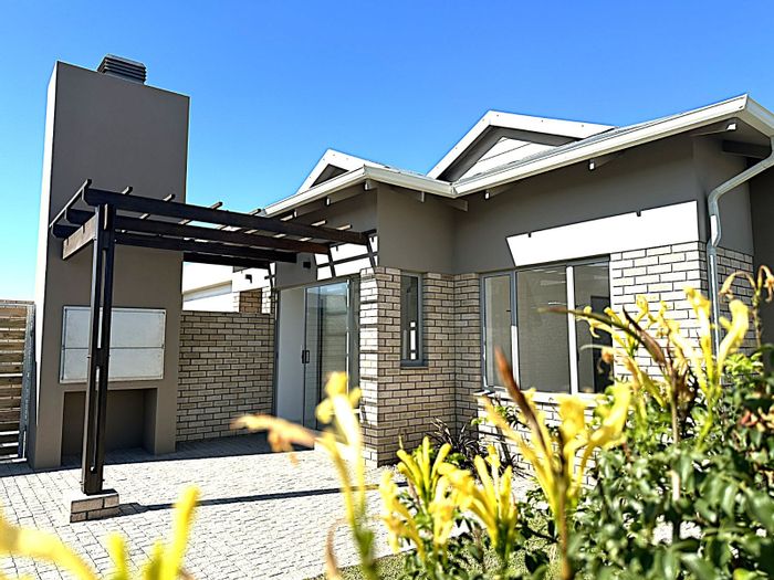 For Sale: Mooikloof Country Estate Townhouse with 3 beds, garden, inverter system.