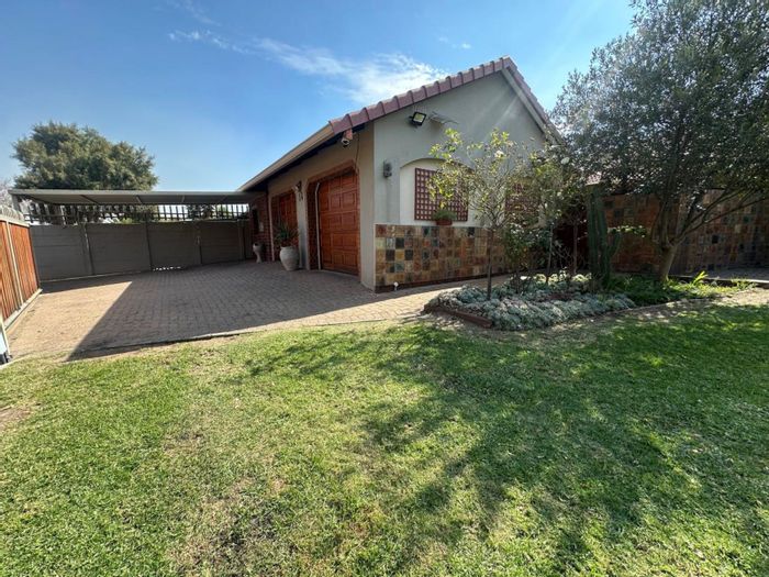 For Sale: House in Noordrand with 3 beds, garden, and covered entertainment area.