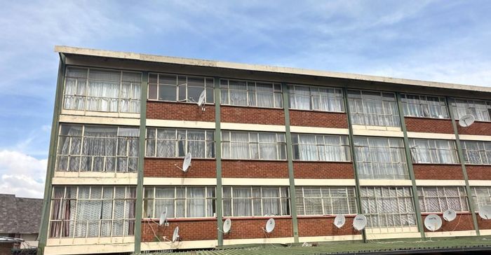 1 Bedroom Apartment For Sale in Kempton Park Central with parking and security access.