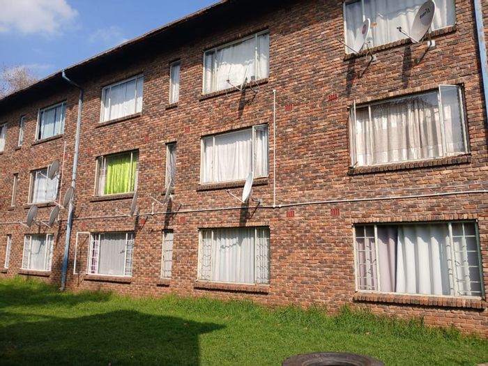 2-Bedroom Apartment For Sale in Kempton Park Central with parking and controlled entry.