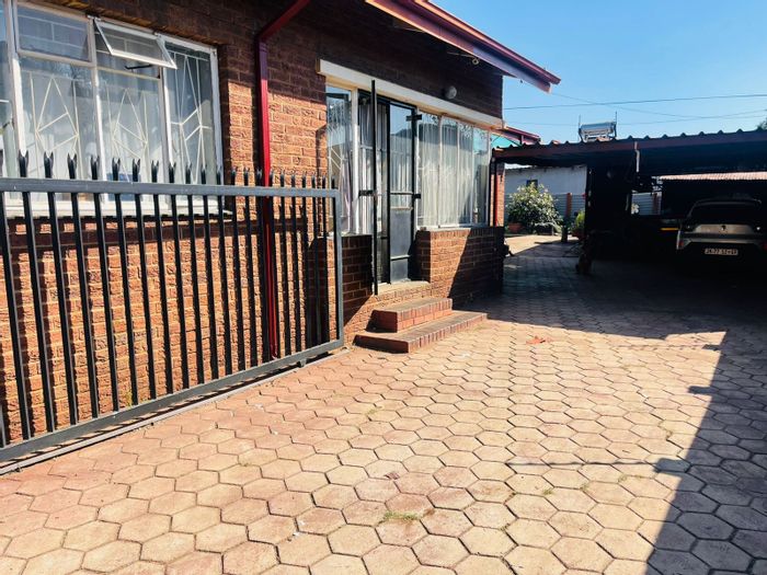 For Sale: House in West Park with pool, flatlet, and ample parking.