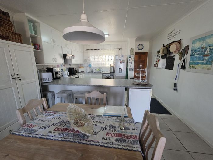 Hartenbos Central Apartment For Sale: 2 beds, sea view, walk to beach.