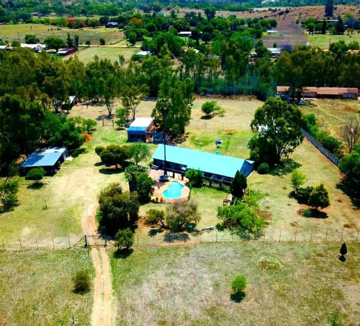 Lewzene Estate House For Sale: 1.72 hectares, pool, equestrian facilities, pet-friendly.