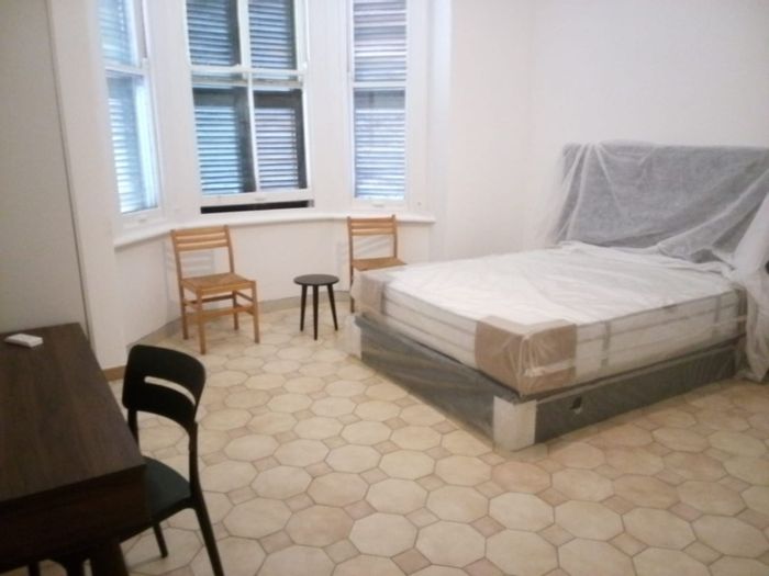 6 Bedroom House to Rent in Windermere with garden, parking, and two bathrooms.