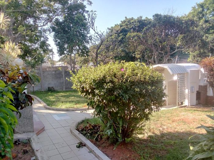6-Bedroom House to Rent in Windermere with garden, parking, and two bathrooms.
