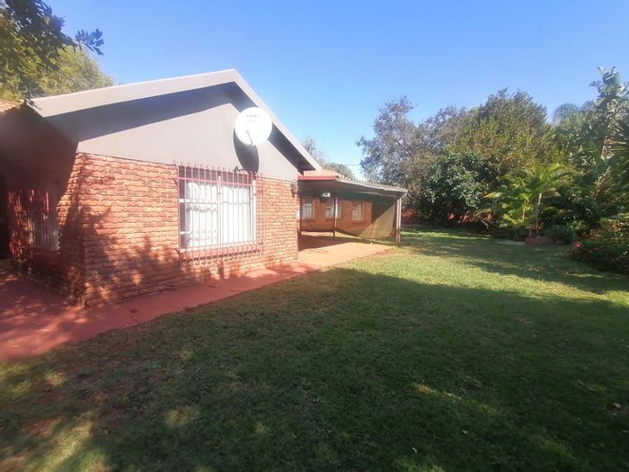 House for Sale in Mookgopong Central: 3 beds, pool, garden, and borehole.