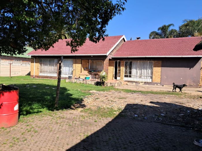 Spacious Rhodesfield house with 4 bedrooms, cottages, and ample parking for sale.