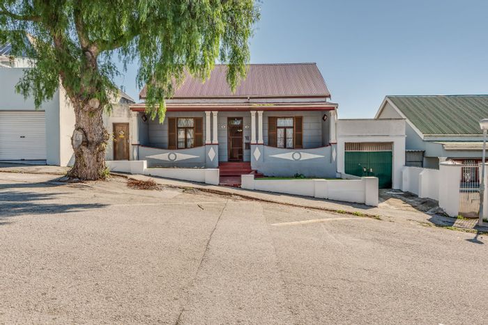 Richmond Hill House For Sale: 4 Bedrooms, Income Flat, Garage, Spacious Living.