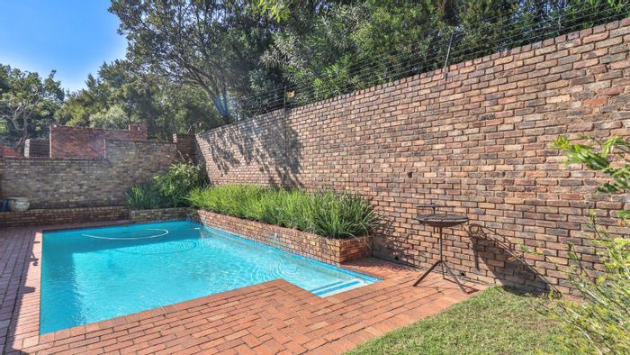 Ground floor apartment in Fourways with communal pool, garden, and parking. For Sale.