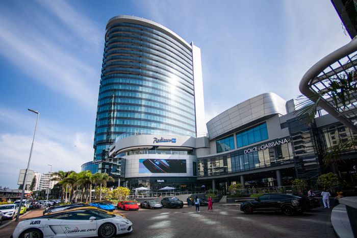 Umhlanga Central Apartment For Sale: Rooftop pool, spa, and luxury shopping access.