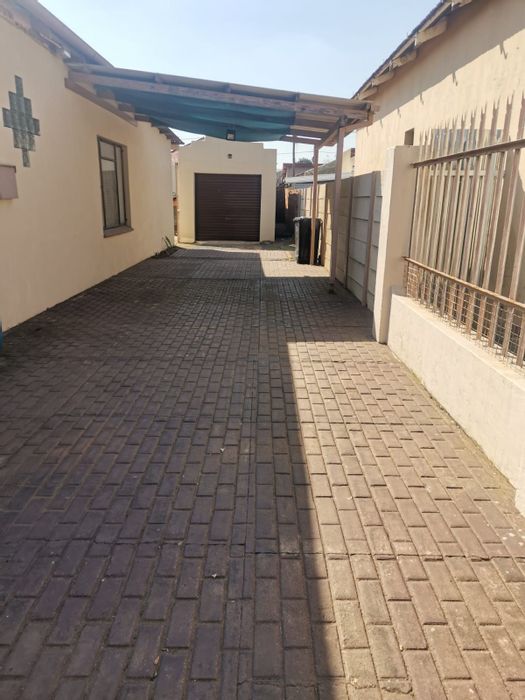 House for Sale in Geduld: 4 bedrooms, garage, outbuilding, near shops and schools.