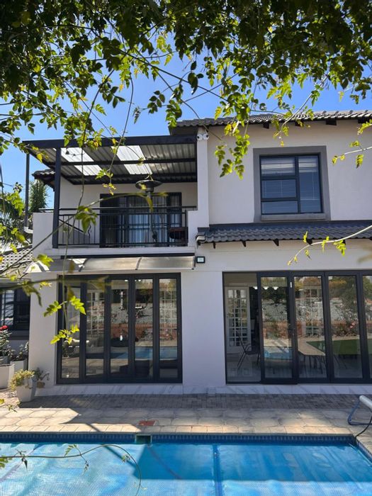 For Sale: House in Bendor with 5 bedrooms, gourmet kitchen, and spacious outdoor area.