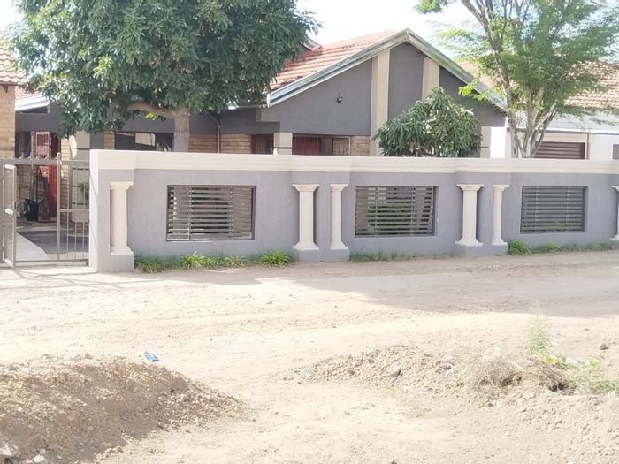 For Sale: House in Seshego with 4 bedrooms, 3 bathrooms, and private garden.
