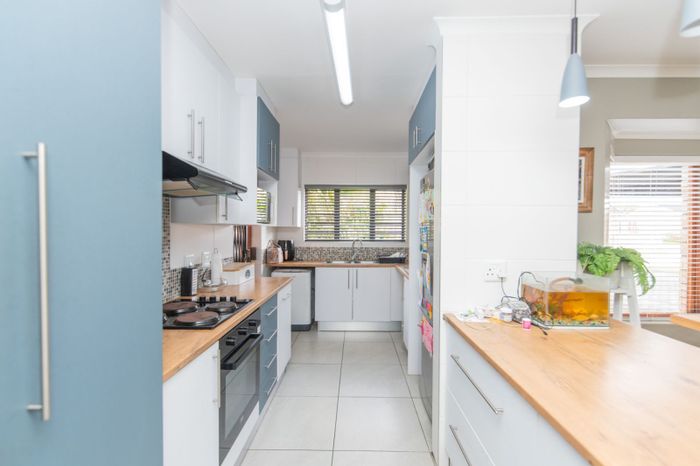 For Sale: Townhouse in Lorraine with 3 bedrooms, entertainment area, and double garage.