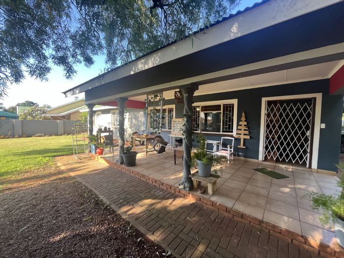 For Sale: House in Mookgopong Central with garden, garage, and security features.