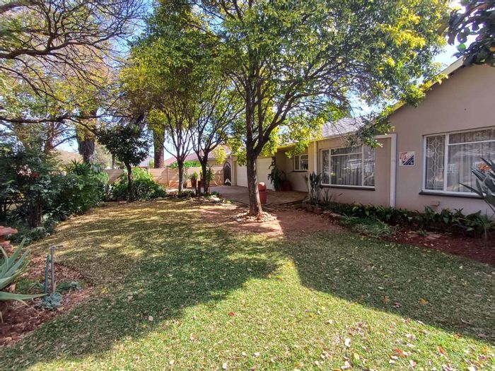 3-Bedroom House with Flatlet, Pool, and Braai Area in Flamwood For Sale.