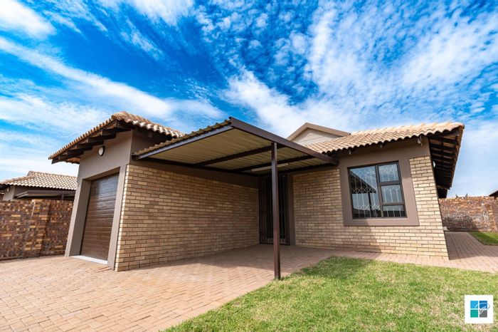 To Rent: 2-Bedroom House in Secunda Central with garage, security, and pet-friendly yard.