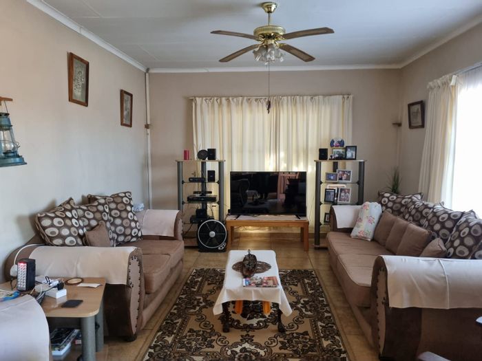 For Sale: House in Fauna Park with dual entrances, flatlet, and water backup.