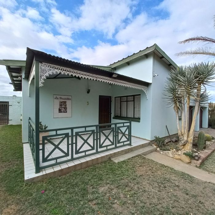 Calitzdorp Central House For Sale: 2 Bedrooms, Spacious Garden, Close to Amenities.
