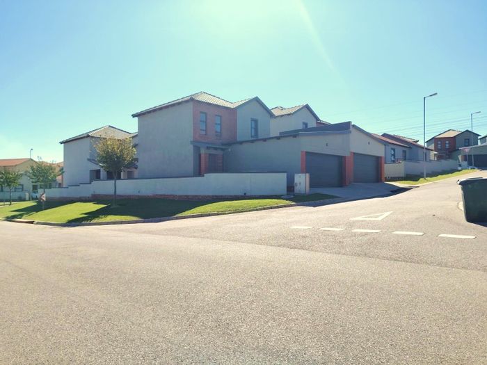 Kosmosdal House For Sale: 3 Bedrooms, study, clubhouse, pool, secure estate living.