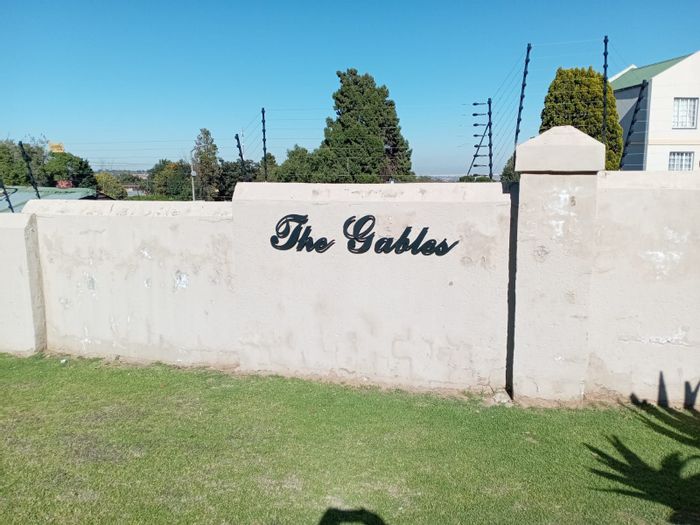 For Sale: 2-Bedroom Apartment in Horizon View with Pool, Braai Area, and Security.