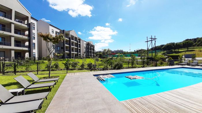 Ballito Central Apartment For Sale: 3 beds, pool, gym, pet-friendly, prime location.
