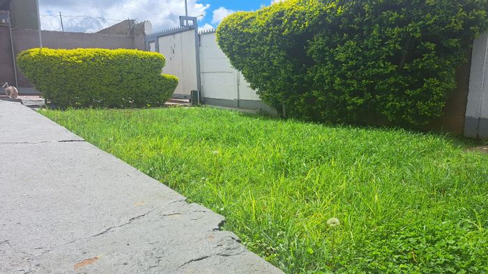 Eersterust House For Sale: 4 bedrooms, electric gate, prepaid electricity, convenient location.