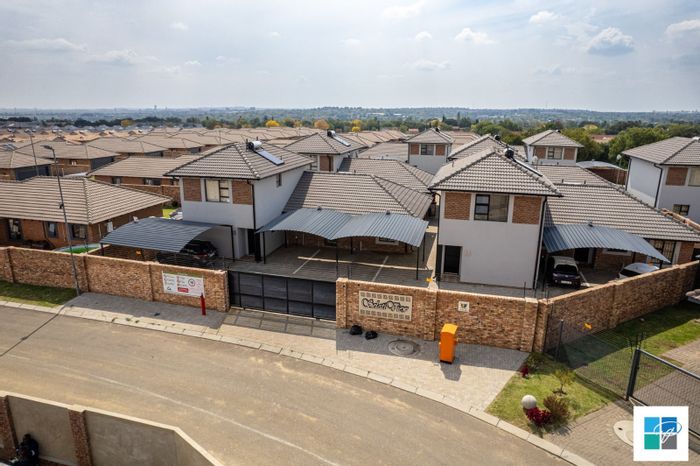 To Rent: 2-Bedroom House in Suidheuwel with carport, solar geyser, and courtyard.