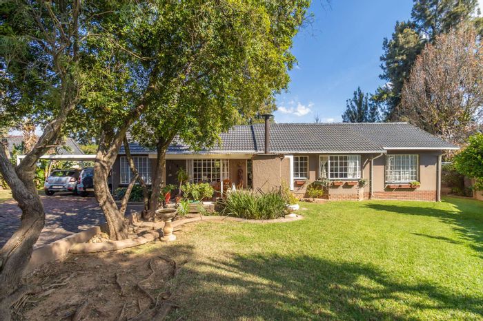 For Sale: Wilgeheuwel House with 4 Bedrooms, Pool, and Close to Amenities.