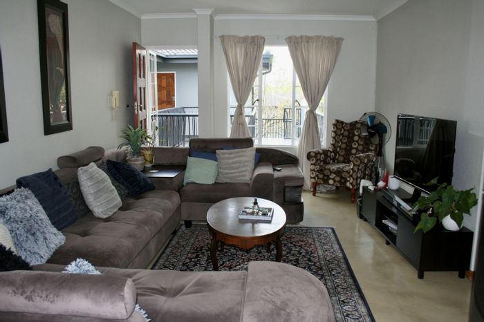 Boskruin Apartment To Rent: 2 beds, pool access, secure complex, parking included.