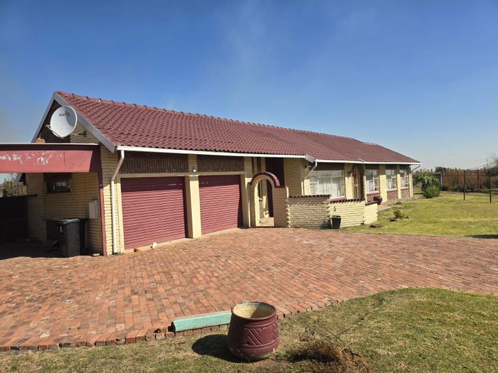 For Sale: House in Modder East with 3 bedrooms, double garage, and spacious yard.